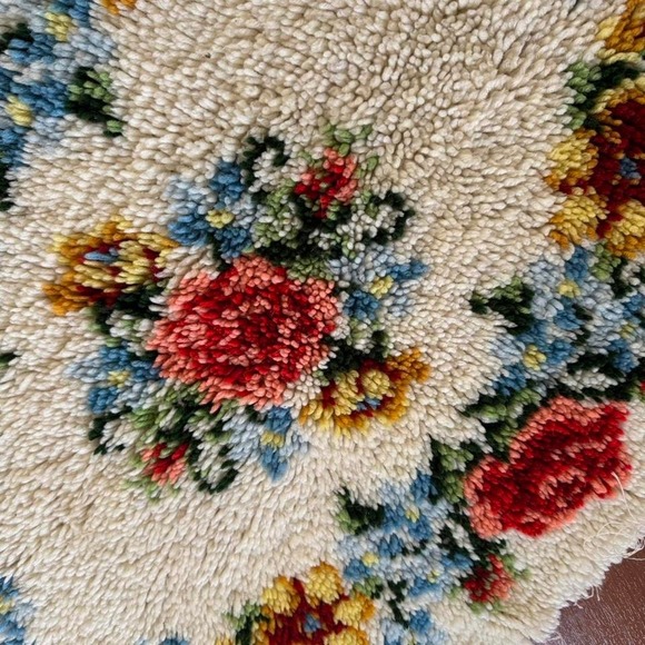Vintage Latch Hook Rug Red Blue Yellow Floral - Picture 2 of 8